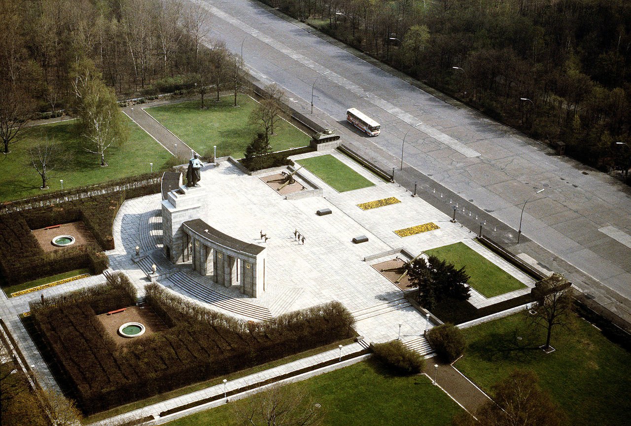 View of the Soviet War Memorial in the Tiergarten from above - Public Domain