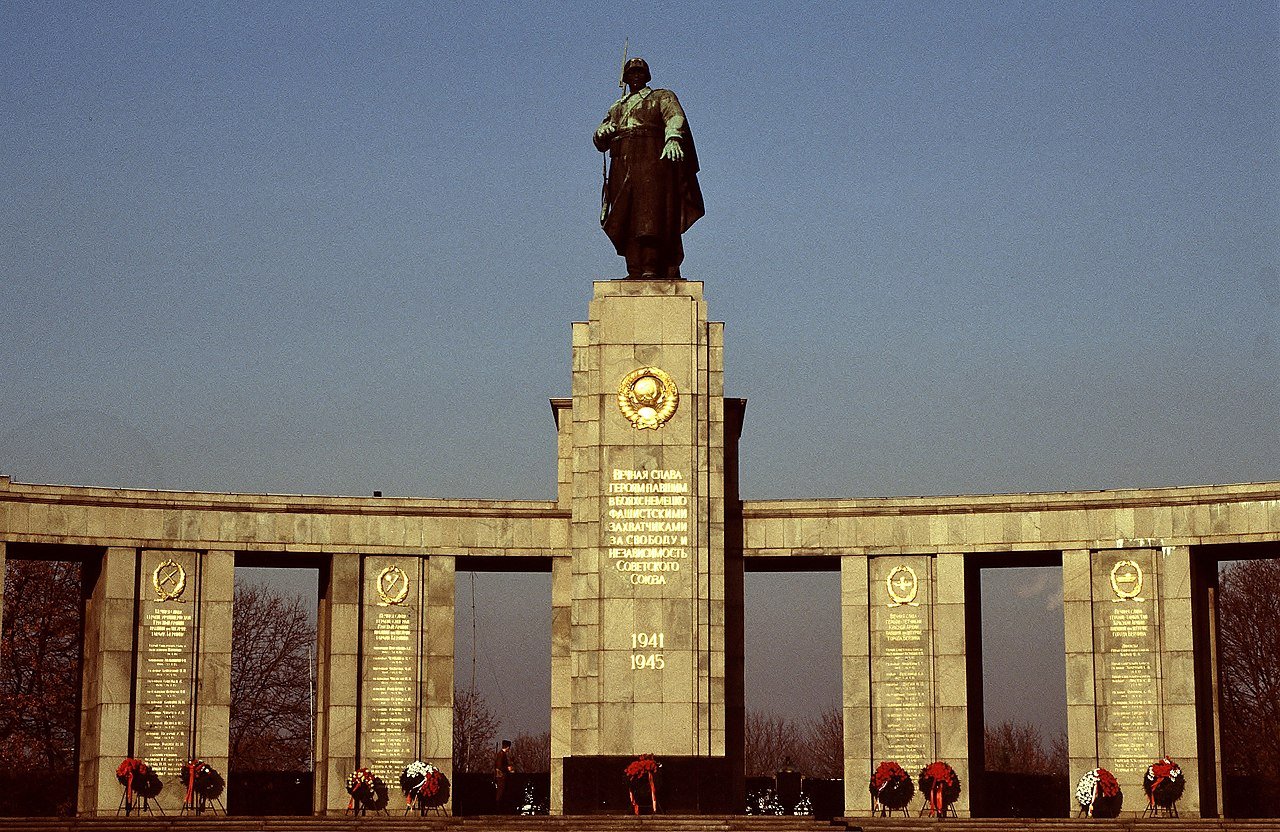 The Soviet War Memorial in the Tiergarten (1989) - Aad van der Drift